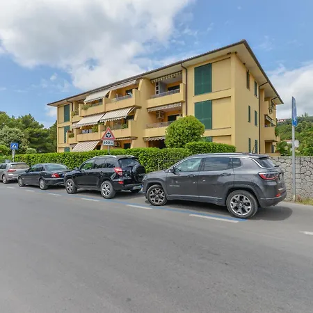 Trilo Fucini Apartment